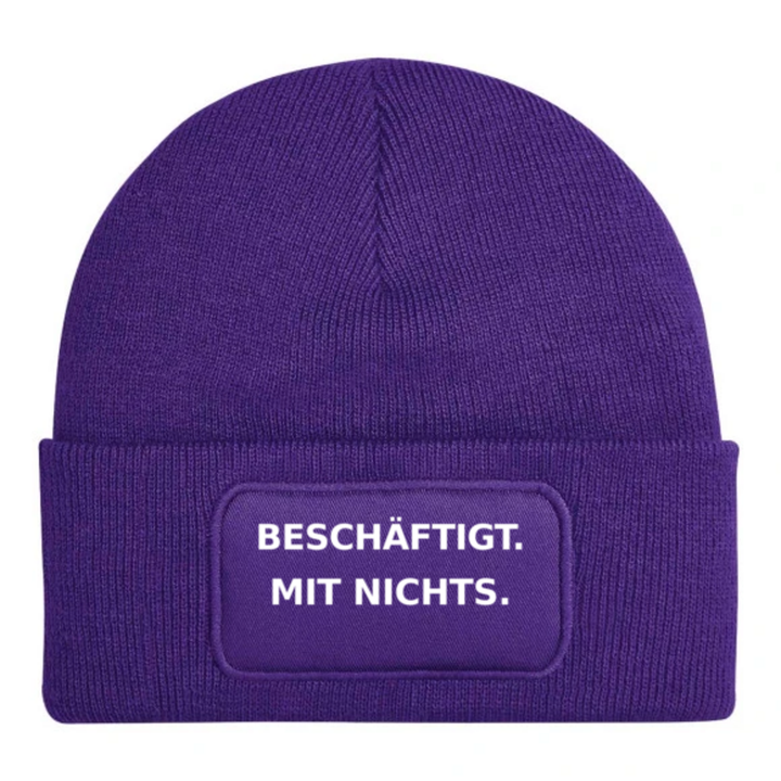 Lila PEPAM Mütze mit Spruch BESCHÄFTIGT. MIT NICHTS.