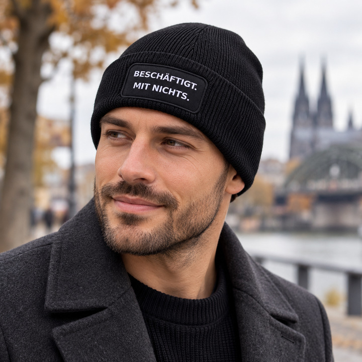 Lifestylefoto der schwarzen PEPAM Mütze BESCHÄFTIGT. MIT NICHTS.