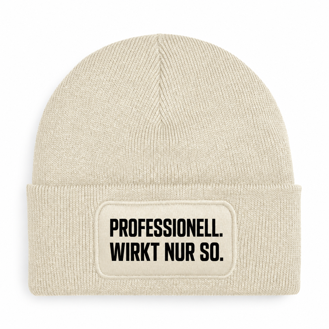 PEPAM Mütze „PROFESSIONELL. WIRKT NUR SO.“ in Beige