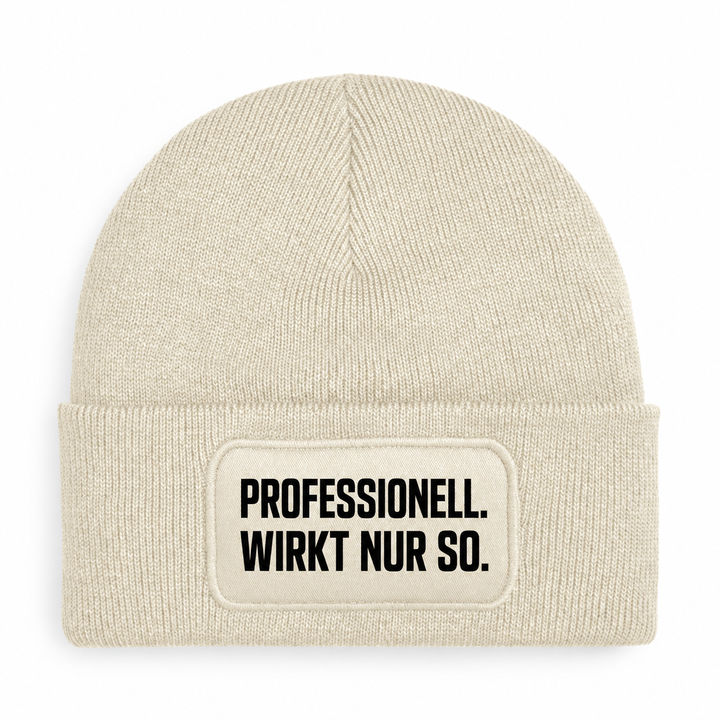 PEPAM Mütze „PROFESSIONELL. WIRKT NUR SO.“ in Beige