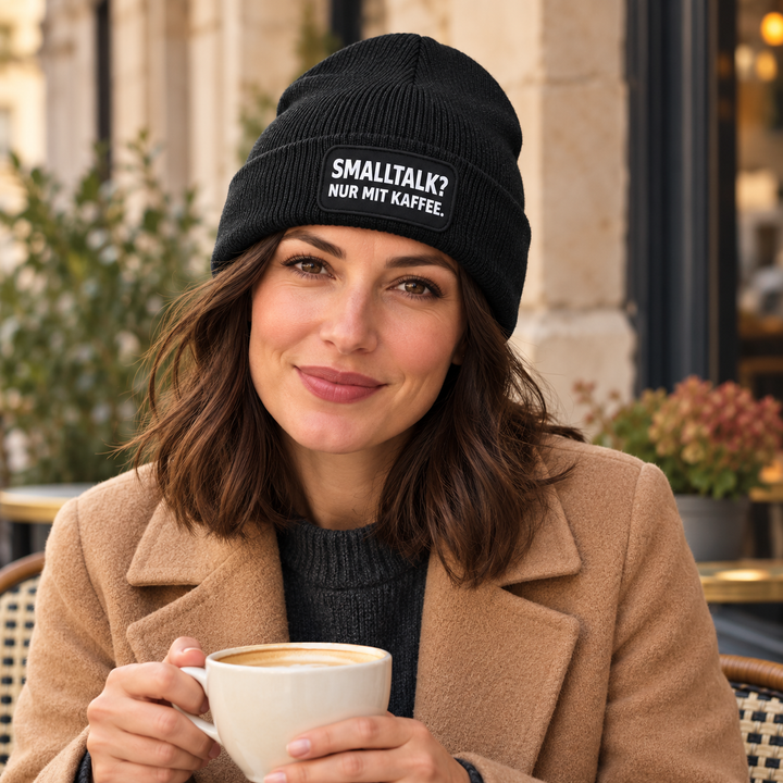 KI-generierte Lifestylevisualisierung: schwarze PEPAM Mütze SMALLTALK? NUR MIT KAFFEE.