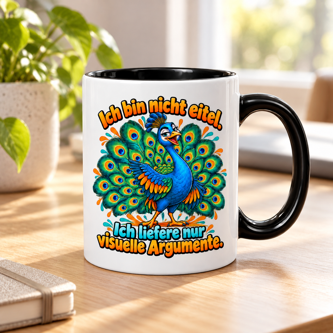 Pfau-Tasse mit schwarzen Akzenten im Homeoffice