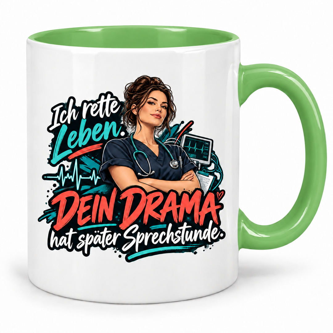 Pflegekraft-Tasse in Grün – Ich rette Leben. Dein Drama hat später Sprechstunde.
