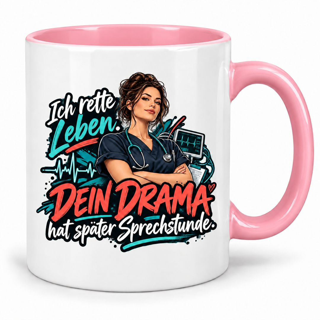 Pflegekraft-Tasse in Rosa – Ich rette Leben. Dein Drama hat später Sprechstunde.