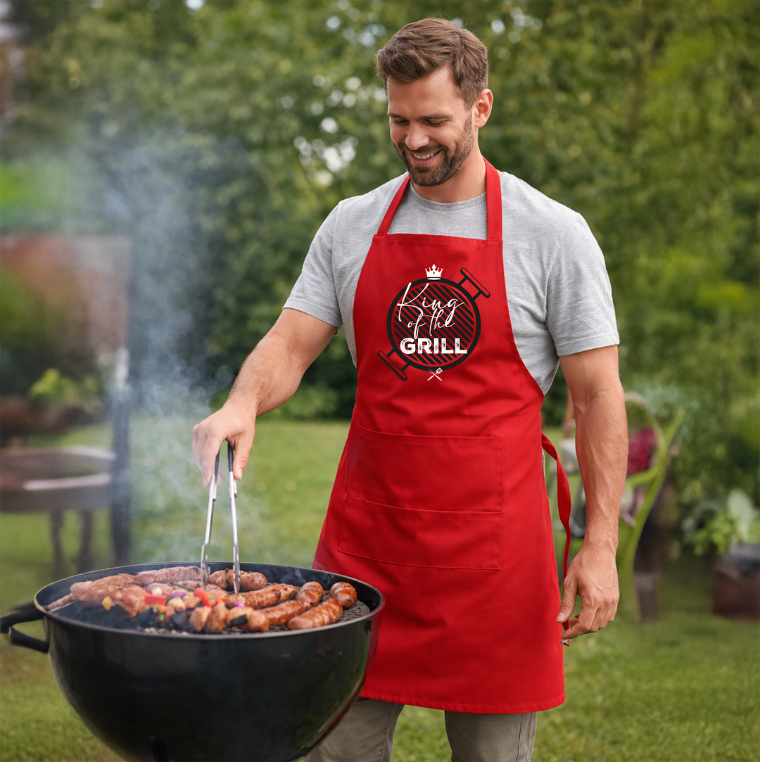 Grillschürze „King of the Grill“ – Lustige BBQ Schürze für Männer | Perfektes Geschenk für Grillmeister