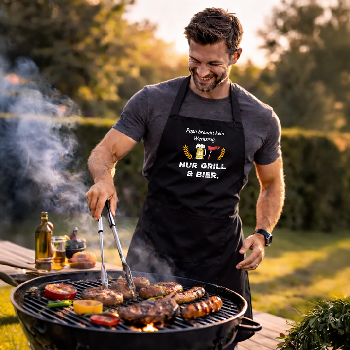 Grillschürze „Papa braucht kein Werkzeug – nur Grill & Bier“ | Lustige BBQ Schürze für Männer & Vatertag