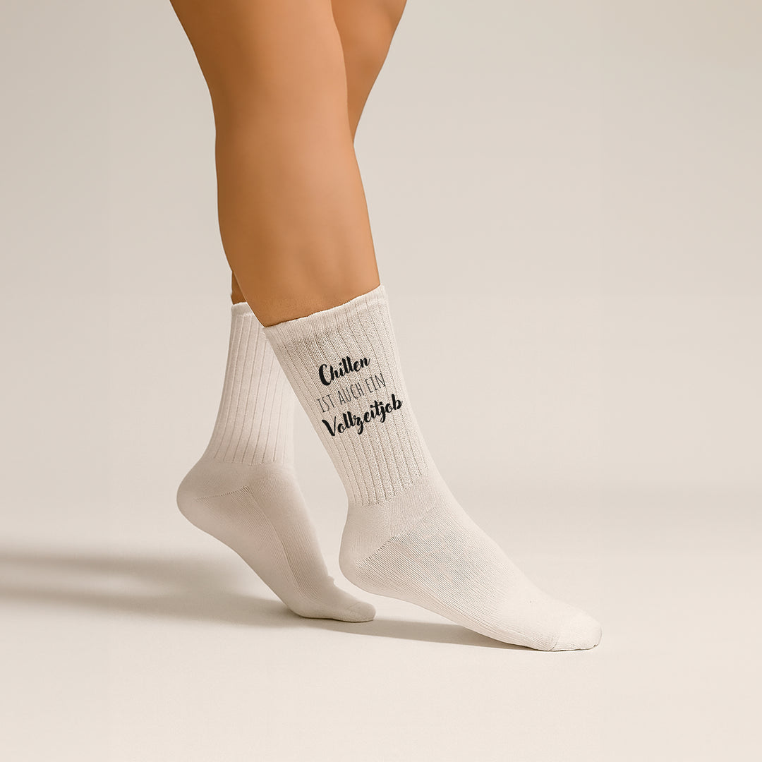 Socken „Chillen ist auch ein Vollzeitjob“ – Lustige Spruchsocken | Geschenk für Faule & Entspannte | Fun Socken Made in Europe