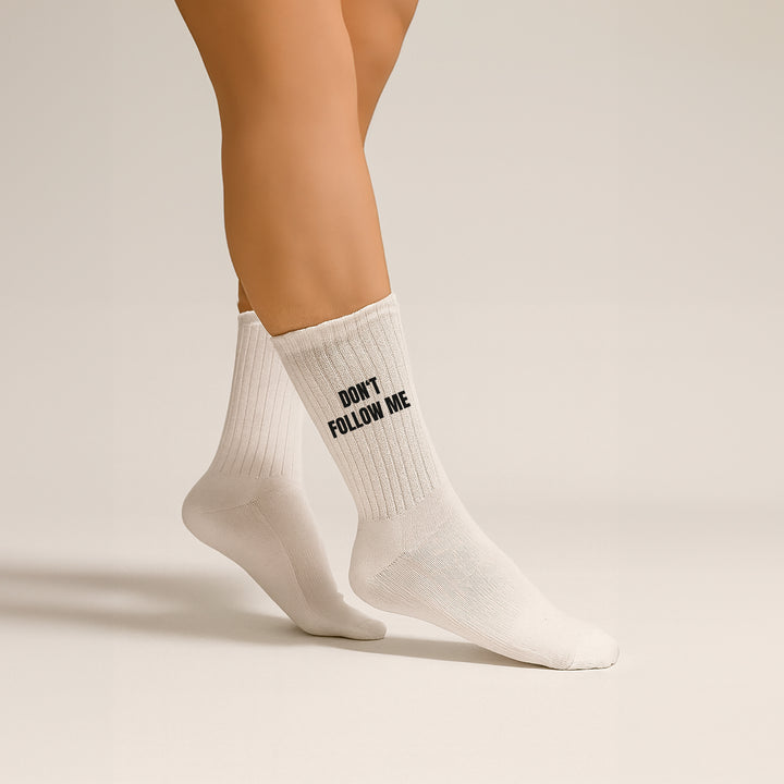 Socken „Don’t follow me, I’m lost too“ – Lustige Spruchsocken | Geschenk für Chaoten & Freigeister | Funny Socks aus Bio-Baumwolle