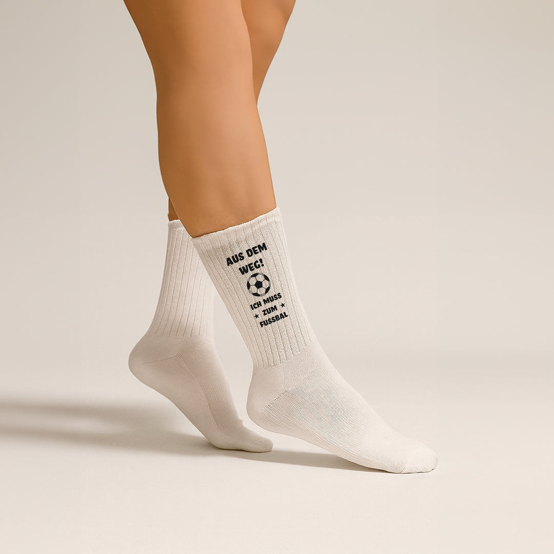 Socken „Aus dem Weg. Ich muss zum Fußball“ | Lustige Fußball-Socken | Geschenk für Fußballfans & Kicker