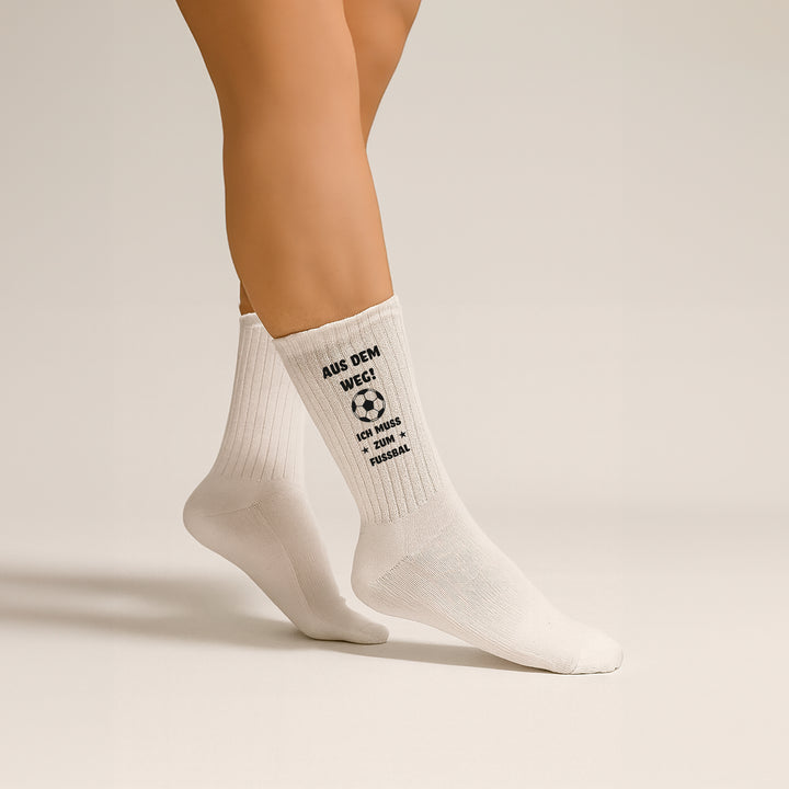 Socken „Aus dem Weg. Ich muss zum Fußball“ | Lustige Fußball-Socken | Geschenk für Fußballfans & Kicker