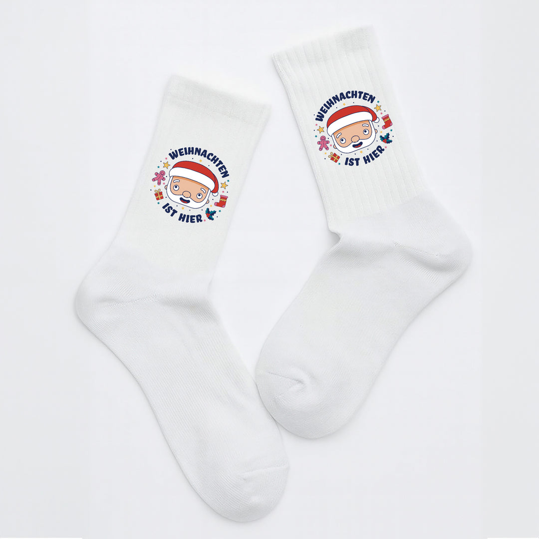 Socken „Weihnachten ist hier“ – Lustige & festliche Weihnachtssocken | Xmas Fun Socks aus Bio-Baumwolle | Made in Europe
