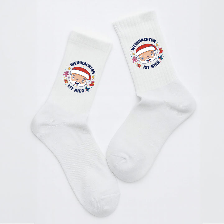 Socken „Weihnachten ist hier“ – Lustige & festliche Weihnachtssocken | Xmas Fun Socks aus Bio-Baumwolle | Made in Europe