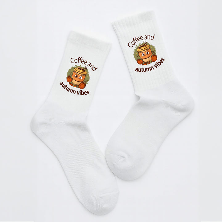 Socken „Coffee and Autumn Vibes“ – Kuschelige Herbst-Socken | Kaffee & Cozy Mood | Stylische Motivsocken aus Bio-Baumwolle