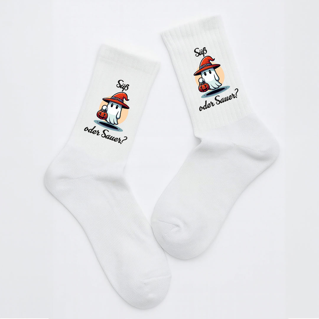 Socken „Süß oder sauer?“ – Lustige Spruchsocken | Halloween & Fun Socks aus Bio-Baumwolle | Geschenkidee mit Humor | Made in Europe