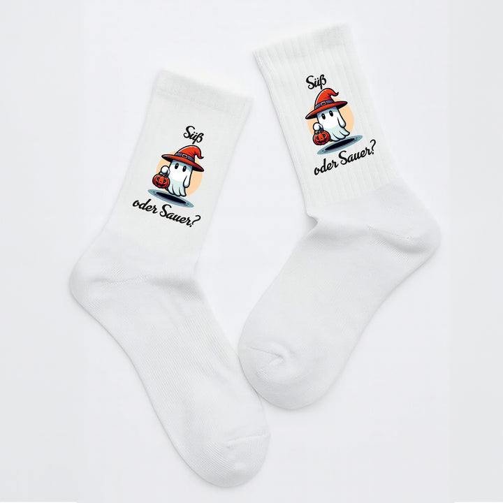 Socken „Süß oder sauer?“ – Lustige Spruchsocken | Halloween & Fun Socks aus Bio-Baumwolle | Geschenkidee mit Humor | Made in Europe