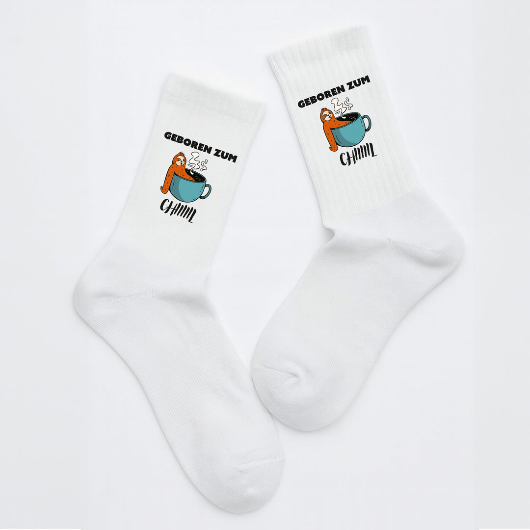Socken „Geboren zum Chillen“ – Lustige Spruchsocken | Fun & Relax Socks aus Bio-Baumwolle | Geschenk für Faule & Genießer