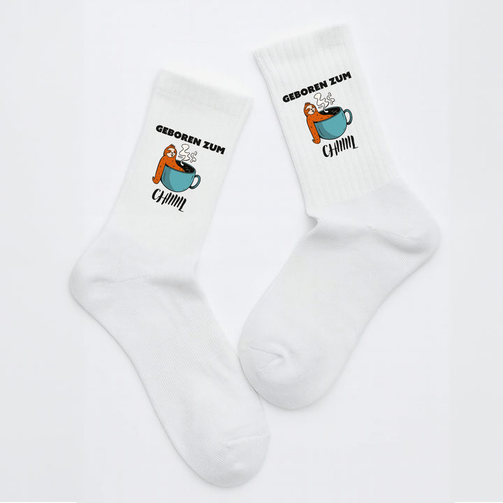 Socken „Geboren zum Chillen“ – Lustige Spruchsocken | Fun & Relax Socks aus Bio-Baumwolle | Geschenk für Faule & Genießer