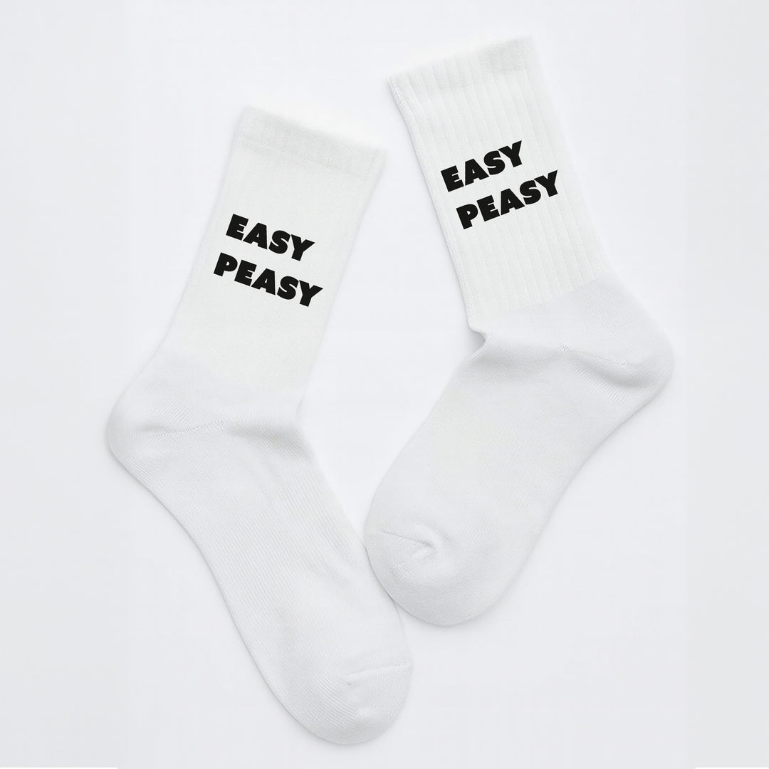 Socken „Easy Peasy“ – Lustige Motivsocken mit Spruch | Gute-Laune-Socken aus Bio-Baumwolle | Made in Europe