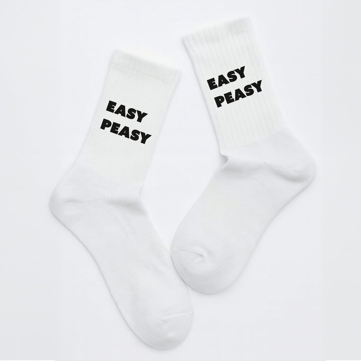 Socken „Easy Peasy“ – Lustige Motivsocken mit Spruch | Gute-Laune-Socken aus Bio-Baumwolle | Made in Europe