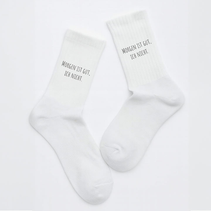 Socken „Morgen ist gut, ich nicht“ – Lustige Spruchsocken | Geschenk für Morgenmuffel | Fun & Lazy Socks aus Bio-Baumwolle