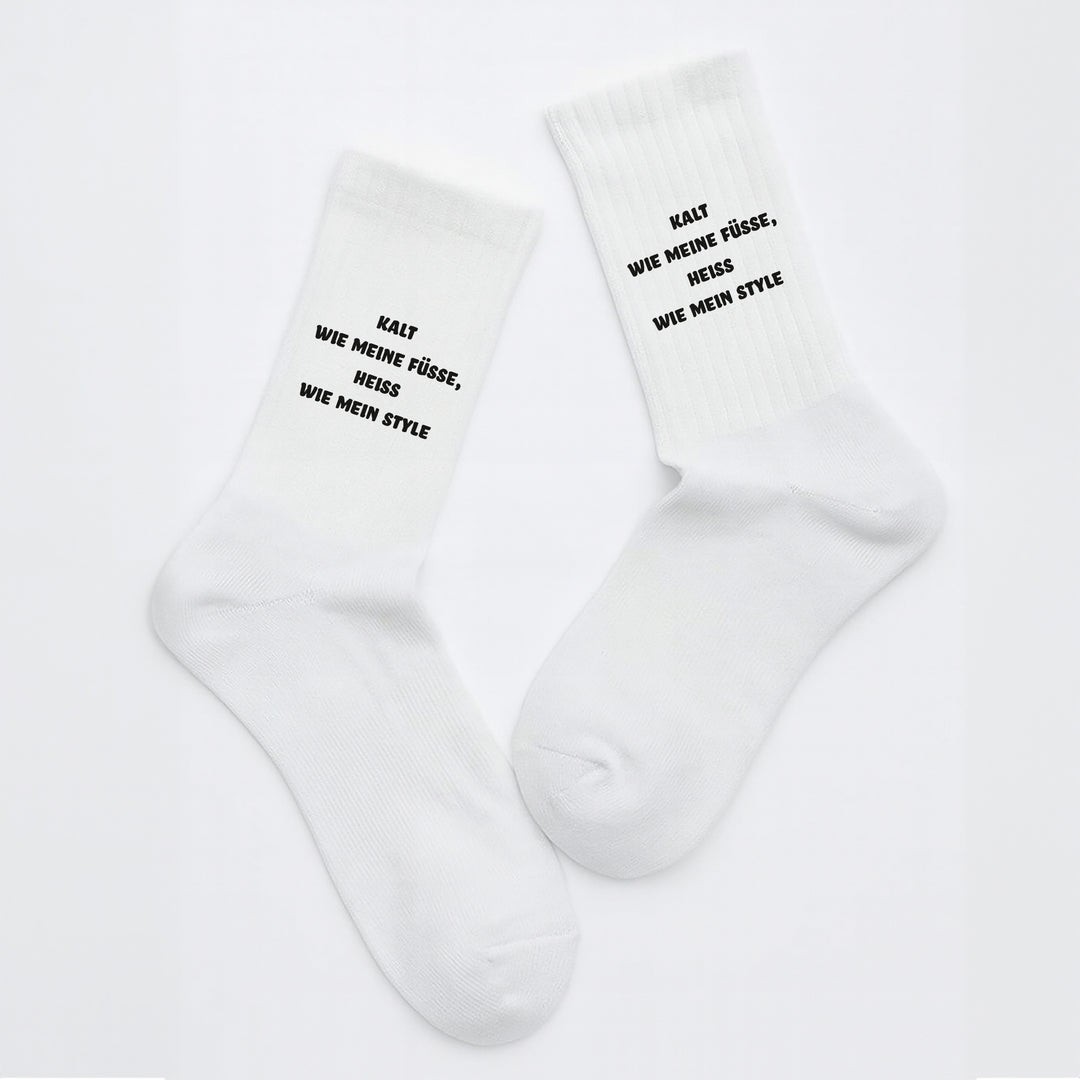 Socken „Kalt wie meine Füße – heiß wie mein Style“ – Lustige Spruchsocken | Fun & Fashion Socks aus Bio-Baumwolle | Made in Europe