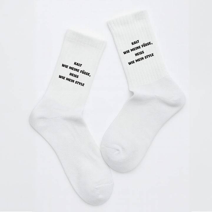 Socken „Kalt wie meine Füße – heiß wie mein Style“ – Lustige Spruchsocken | Fun & Fashion Socks aus Bio-Baumwolle | Made in Europe