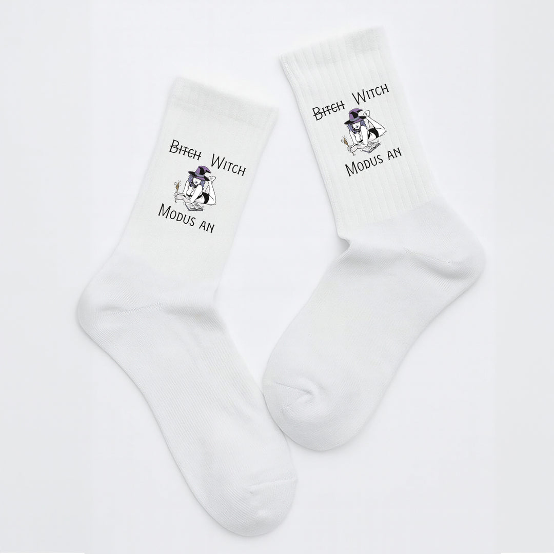 Socken „Witch Modus an“ – Magische Spruchsocken | Halloween & Fun Socks aus Bio-Baumwolle | Made in Europe