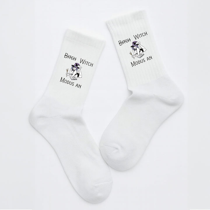 Socken „Witch Modus an“ – Magische Spruchsocken | Halloween & Fun Socks aus Bio-Baumwolle | Made in Europe