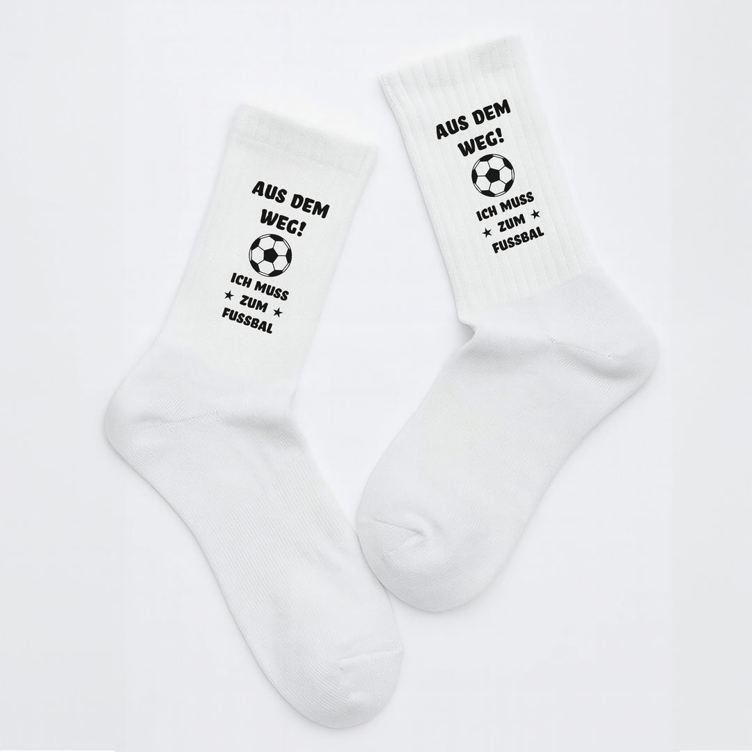 Socken „Aus dem Weg. Ich muss zum Fußball“ | Lustige Fußball-Socken | Geschenk für Fußballfans & Kicker