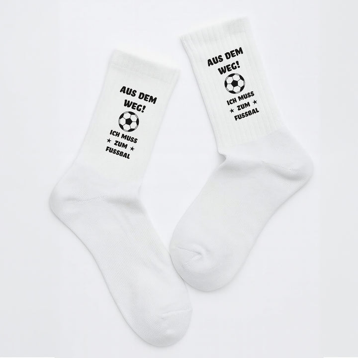 Socken „Aus dem Weg. Ich muss zum Fußball“ | Lustige Fußball-Socken | Geschenk für Fußballfans & Kicker
