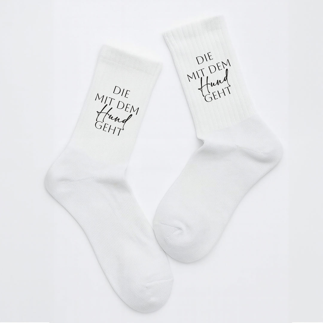 Socken „Die mit dem Hund geht“ – Lustige Hunde-Socken für Frauen | Geschenk für Hundeliebhaberinnen | Tiermotiv aus Bio-Baumwolle