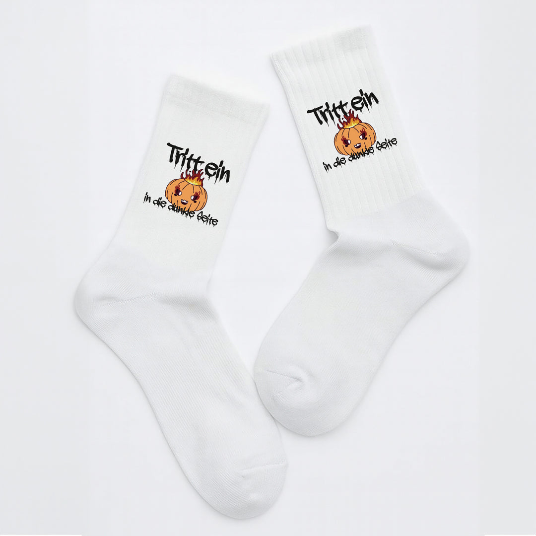 Socken „Tritt ein in die dunkle Seite“ – Lustige Spruchsocken | Halloween & Fun Socks aus Bio-Baumwolle | Made in Europe