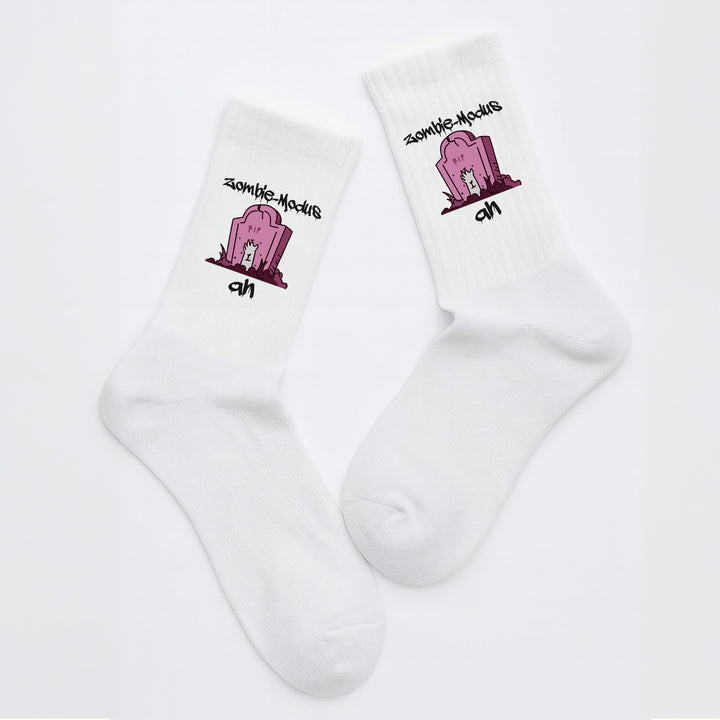 Socken „Zombie Modus – an“ – Lustige Spruchsocken | Halloween & Lazy Mood Socks aus Bio-Baumwolle | Made in Europe
