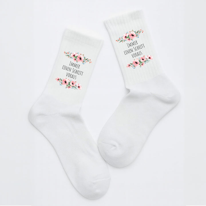 Socken „Immer einen Schritt voraus“ – Motivationssocken mit Spruch | Fun & Sport Socks aus Bio-Baumwolle | Made in Europe