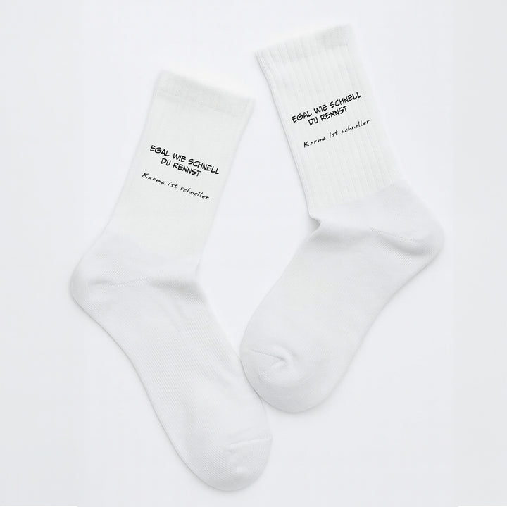 Socken „Egal wie schnell du rennst – Karma ist schneller“ | Lustige Spruchsocken | Witzige Geschenkidee aus Bio-Baumwolle | Made in Europe