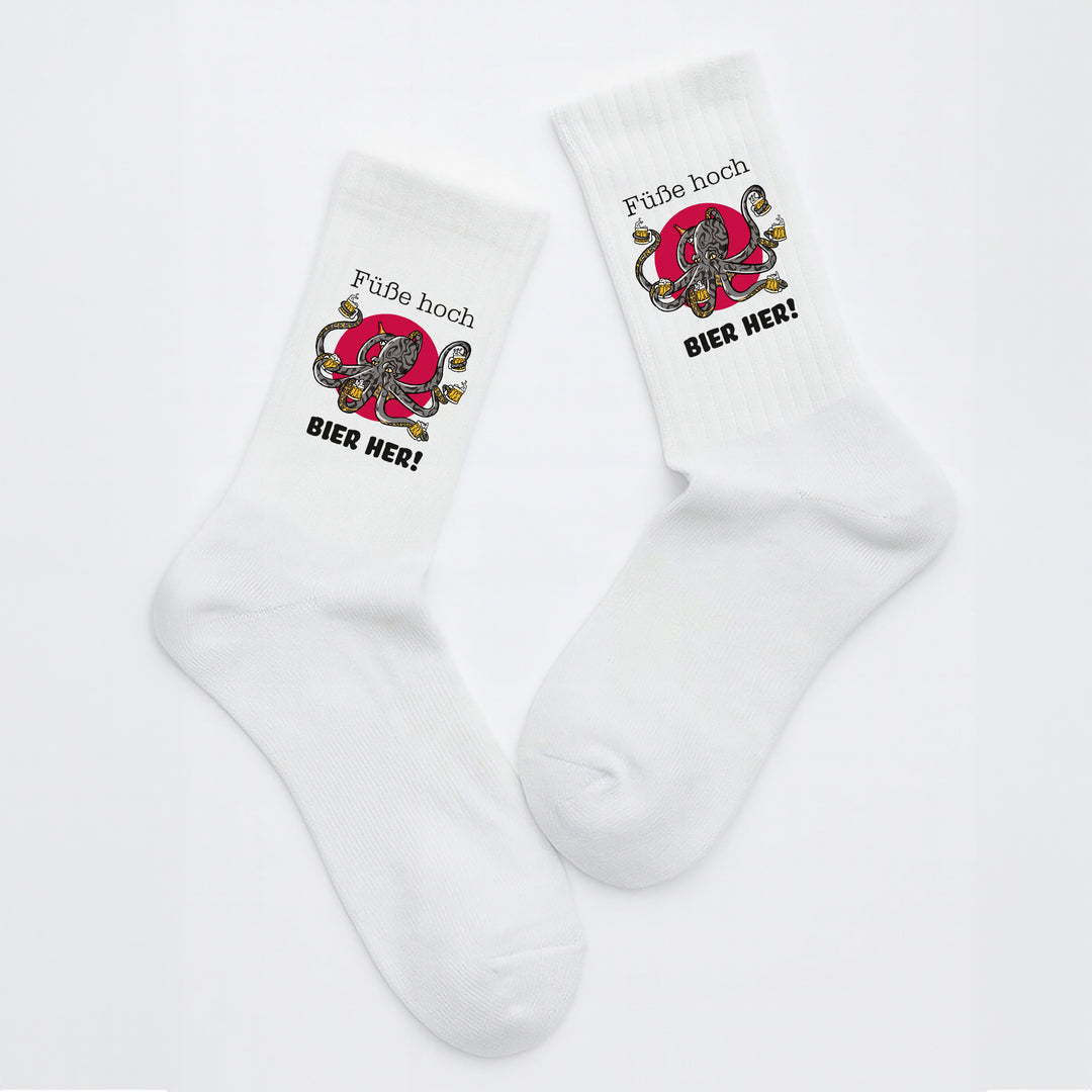 Socken „Füße hoch, Bier hier“ – Lustige Spruchsocken | Geschenk für Männer & Bierliebhaber | Fun Socks aus Bio-Baumwolle