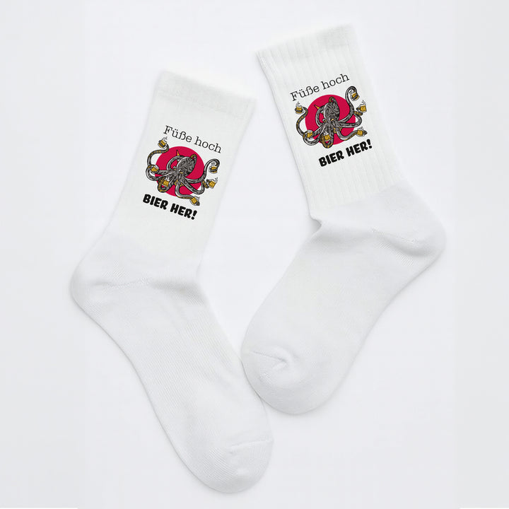 Socken „Füße hoch, Bier hier“ – Lustige Spruchsocken | Geschenk für Männer & Bierliebhaber | Fun Socks aus Bio-Baumwolle