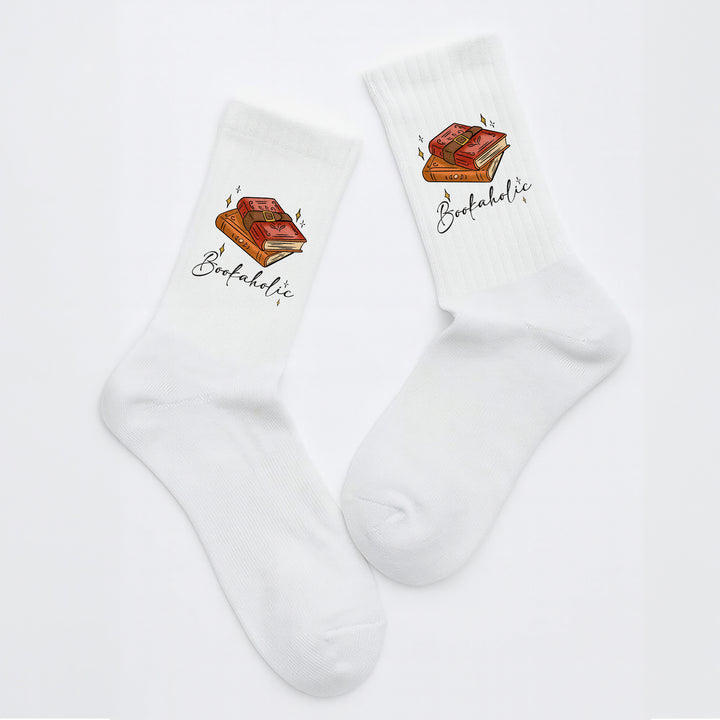 Socken „Bookaholic“ – Lustige Leseratten-Socken | Geschenk für Buchliebhaber | Witzige Motivsocken aus Bio-Baumwolle