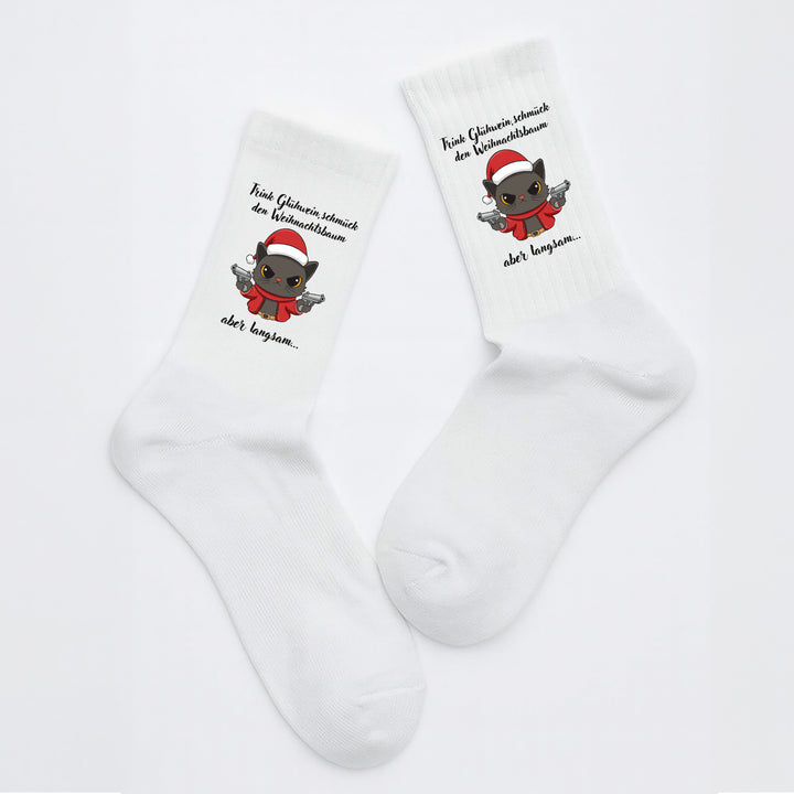 Socken „Trink Glühwein, schmück den Weihnachtsbaum – aber langsam…“ – Lustige Weihnachtssocken | Christmas Fun Socks | Made in Europe