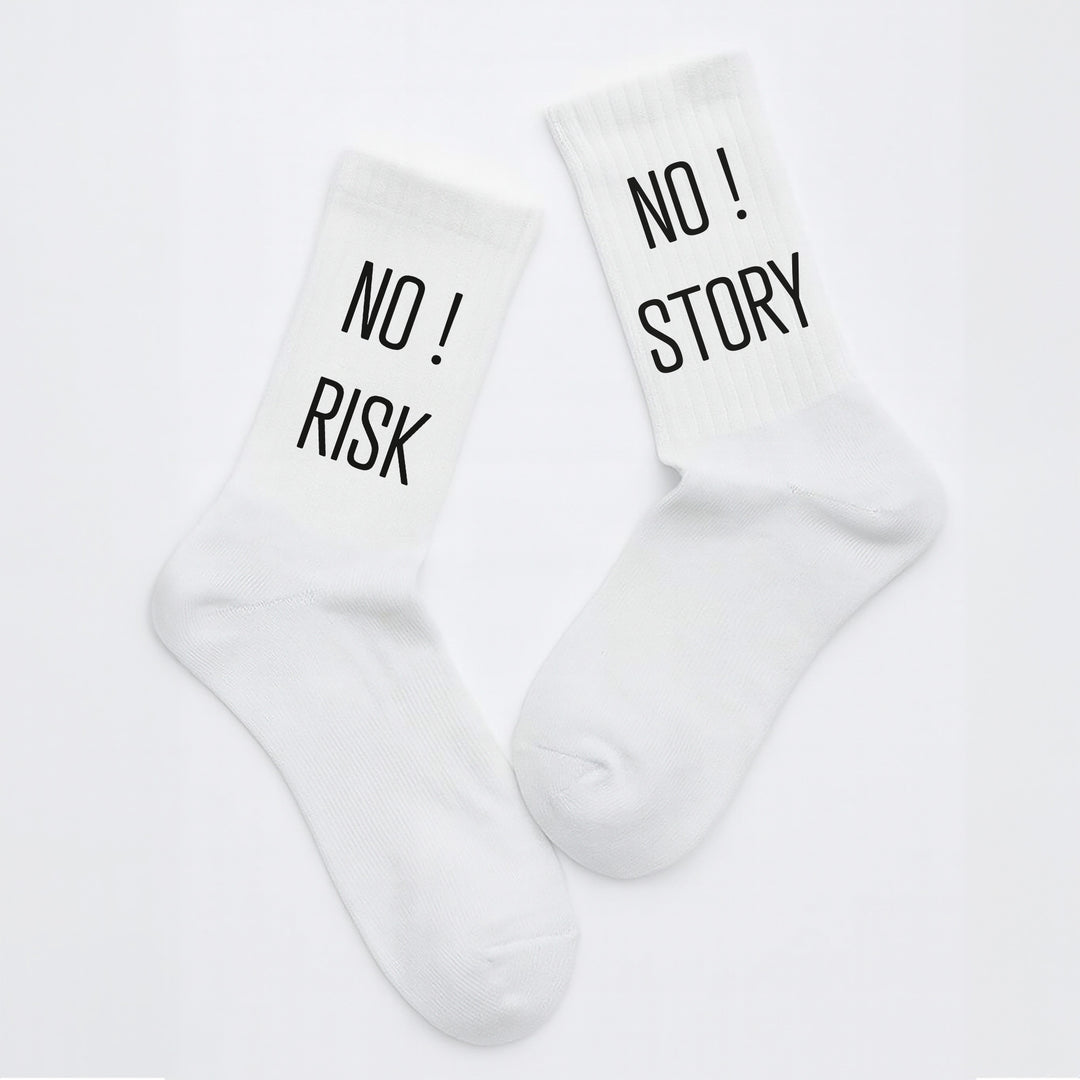Socken „No Risk! No Story!“ – Motivationssocken | Statement Fun Socks aus Bio-Baumwolle | Geschenkidee mit Power | Made in Europe