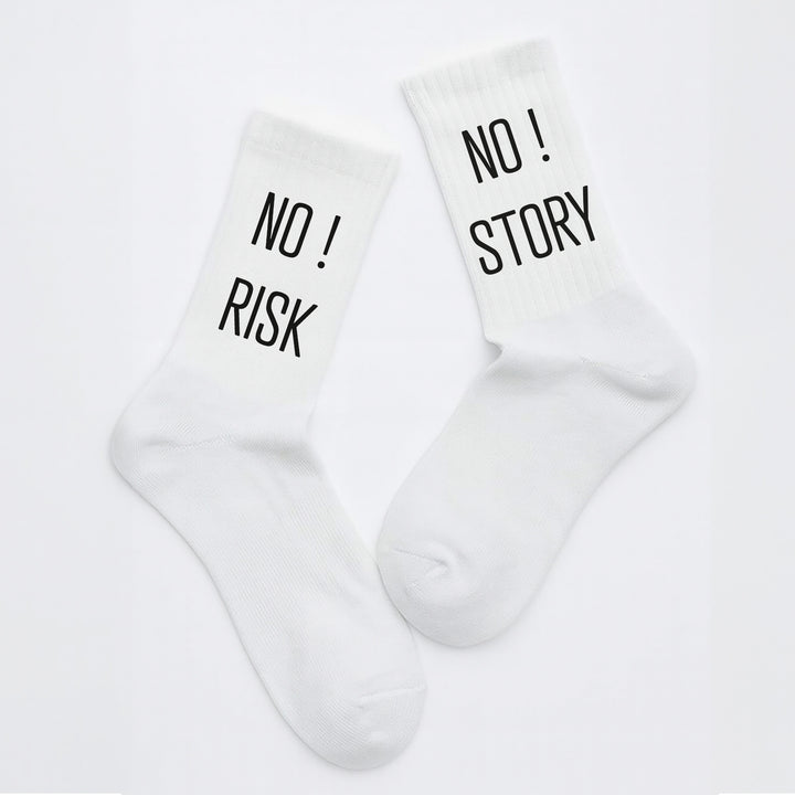 Socken „No Risk! No Story!“ – Motivationssocken | Statement Fun Socks aus Bio-Baumwolle | Geschenkidee mit Power | Made in Europe