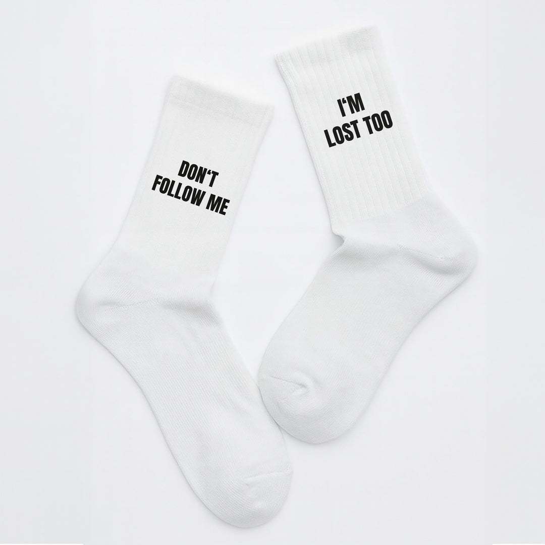 Socken „Don’t follow me, I’m lost too“ – Lustige Spruchsocken | Geschenk für Chaoten & Freigeister | Funny Socks aus Bio-Baumwolle