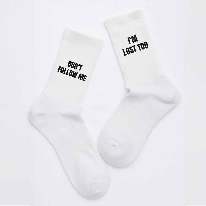 Socken „Don’t follow me, I’m lost too“ – Lustige Spruchsocken | Geschenk für Chaoten & Freigeister | Funny Socks aus Bio-Baumwolle