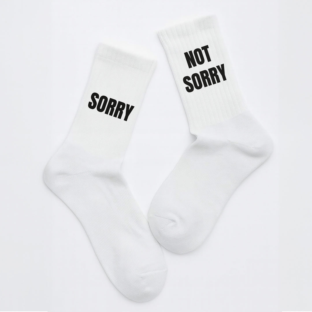 Socken „Sorry. Not Sorry.“ – Freche Spruchsocken | Fun & Attitude Socks aus Bio-Baumwolle | Geschenkidee mit Humor | Made in Europe