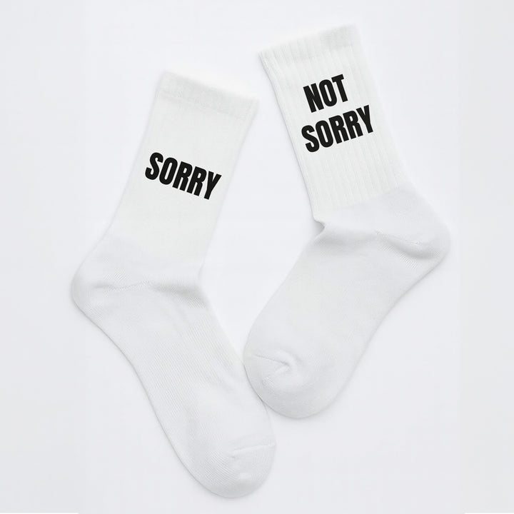 Socken „Sorry. Not Sorry.“ – Freche Spruchsocken | Fun & Attitude Socks aus Bio-Baumwolle | Geschenkidee mit Humor | Made in Europe