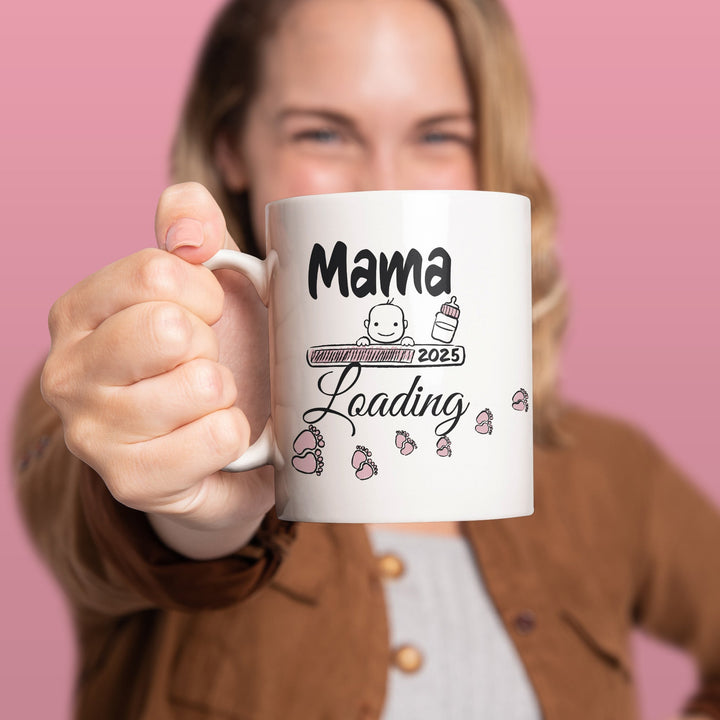 Lustige Tasse "Mama Loading 2025" – Geschenkidee für werdende Mütter