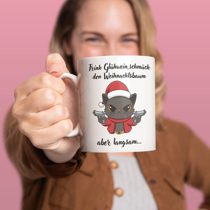 Trink Glühwein, schmück den Weihnachtsbaum aber langsam Tasse – Lustige Weihnachts-Tasse mit Spruch | PEPAM Geschenke