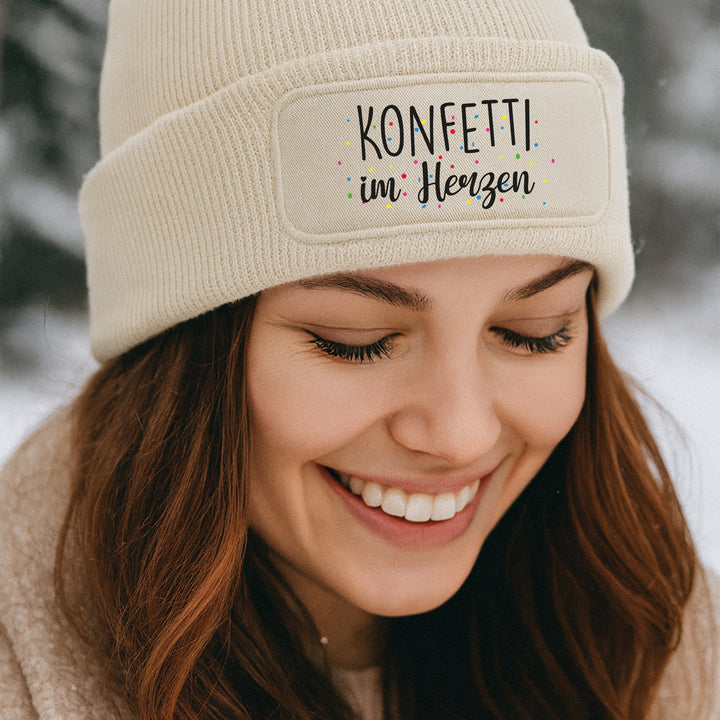 Konfetti im Herzen Mütze – Beanie mit Spruch | Geschenk für fröhliche Menschen & Freigeister