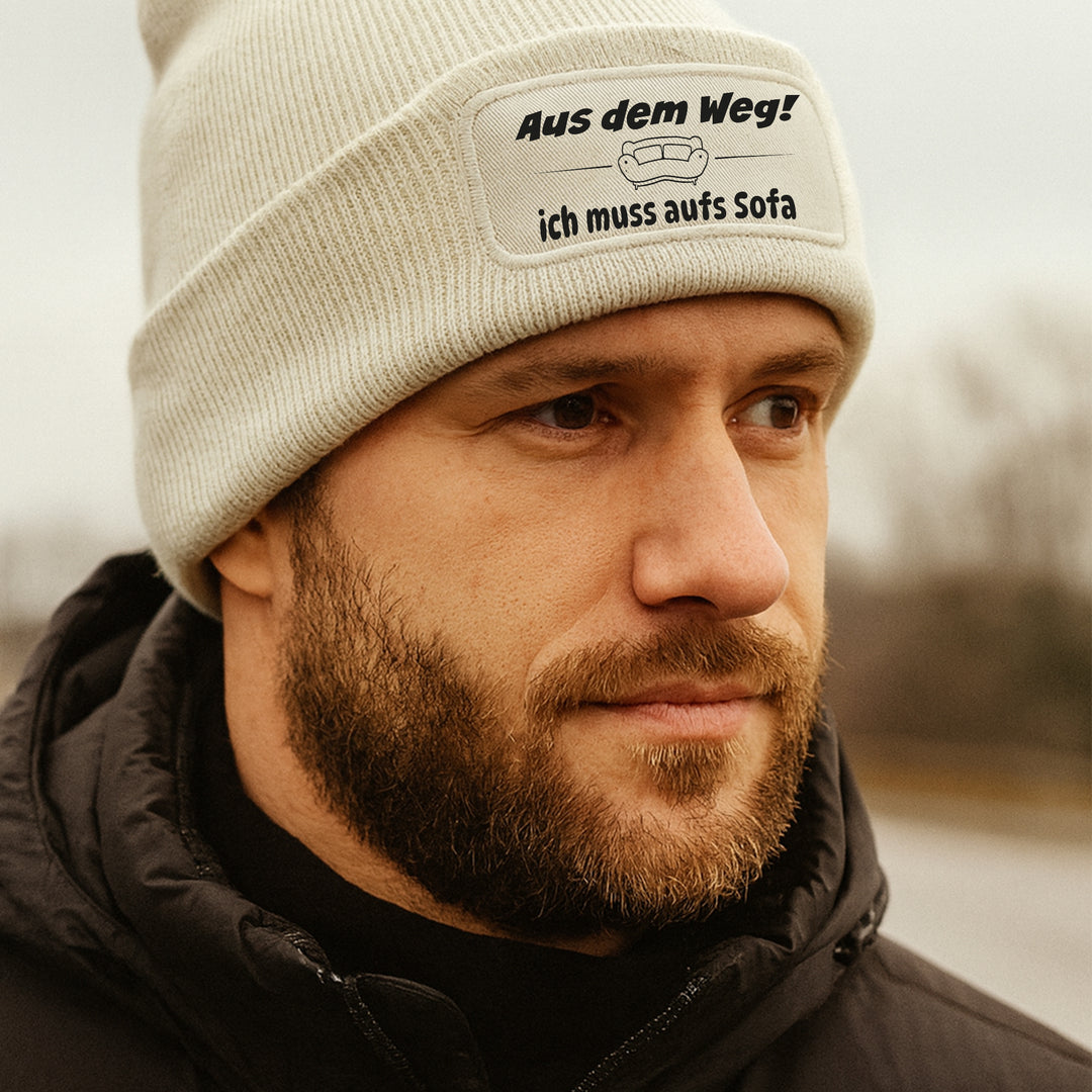Mütze „Aus dem Weg – ich muss aufs Sofa“ | Lustige Beanie für Couch-Profis