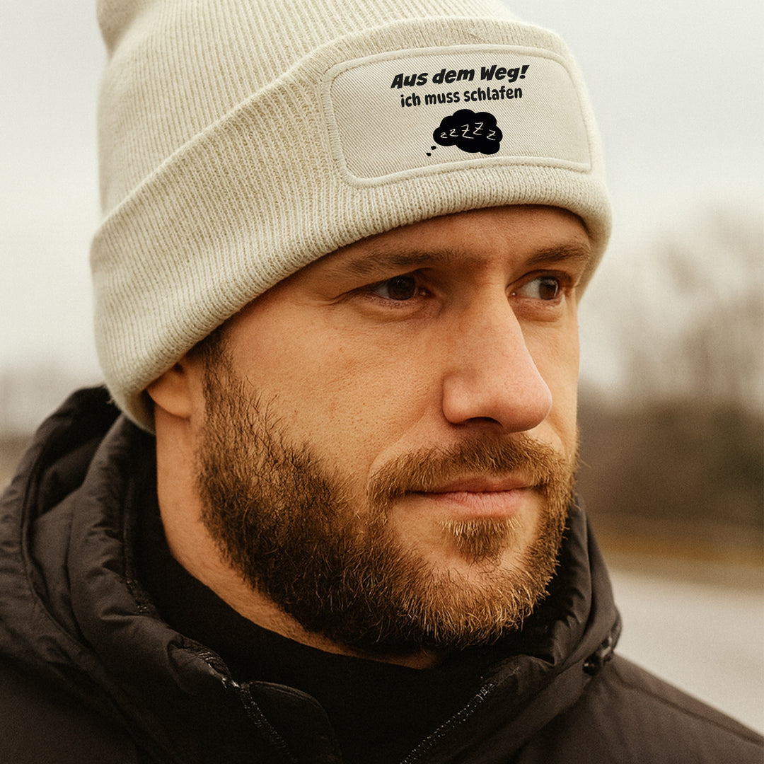 Mütze „Aus dem Weg – ich muss schlafen“ | Lustige Beanie für Schlafmangel-Profis